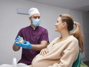 Gestante sendo atendida pelo dentista.