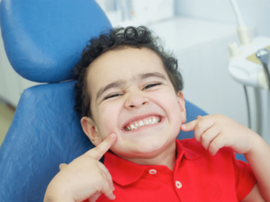 Criança sorrindo no dentista